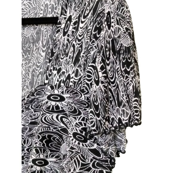 Notations Woman Plus Size 3X Black & White Floral Print Blouse With Button Detai - Picture 7 of 11